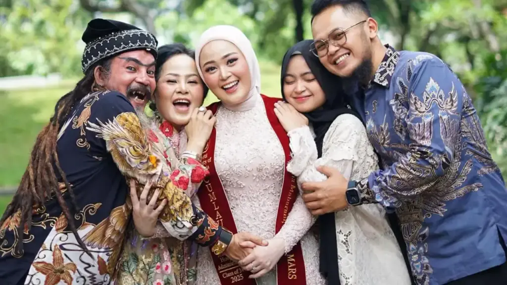 Baju yang Cocok untuk Ibu Menghadiri Wisuda