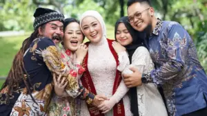 Baju yang Cocok untuk Ibu Menghadiri Wisuda
